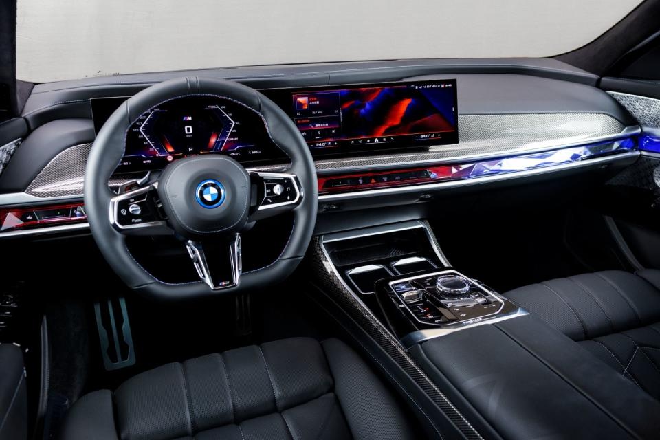 全新BMW i7 M70 xDrive滿足層峰族群對於性能、舒適與豪華移動生活的渴望，透過懸浮式曲面螢幕、BMW Operating System 8.5、SWAROVSKI頂級水晶內裝套件、後座31.3吋BMW懸浮式劇院螢幕、豪華型四區恆溫空調、後座豪華總裁座椅與迎賓自動車門，營造出精湛無比的質感，而在M Nappa真皮平底方向盤與M碳纖維飾板的強化之下更挹注強勁性能風采