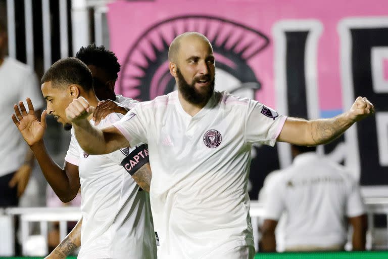 Pipita Higuaín festeja uno de sus dos goles ante Montreal Impact