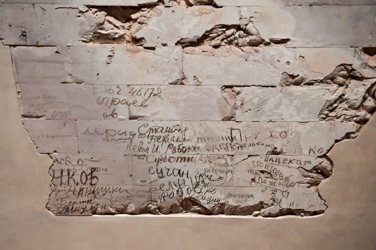 Felix even managed to meet several of the old soldiers, who had left their mark on the Reichstag's walls among the many graffiti messages by WWII Soviet soldiers that came to light in 1995 during renovation work