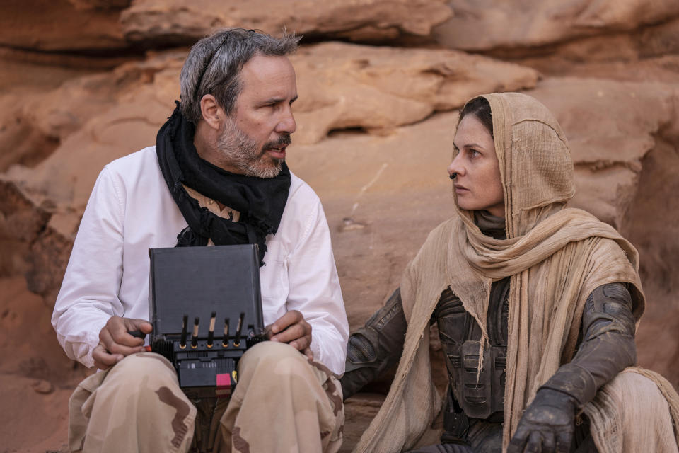 En esta imagen proporcionada por Warner Bros. Pictures, el director Denis Villeneuve, izquierda, con la actriz Rebecca Ferguson en el set de "Dune: Part Two". (Niko Tavernise/Warner Bros. Pictures vía AP)