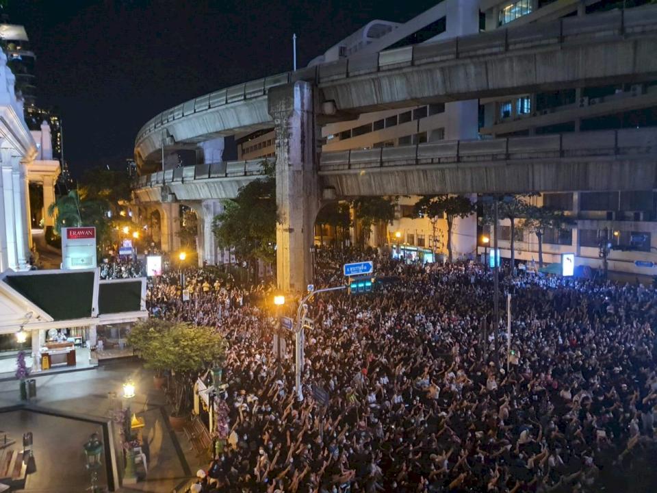 泰國數千名民主抗議群眾在曼谷街頭舉行大規模示威，儘管警方舉起擴音器，高聲疾呼民眾解散，但是以學生為主的抗議民眾聚集在市中心鬧區的叻巴頌路口(Ratchaprasong Intersection)。(圖：推特)