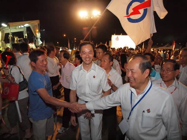 PAP's Koh Poh Koon walks around the rally grounds greeting rally attendees and supporters. (Yahoo! photo/Alvin Ho)