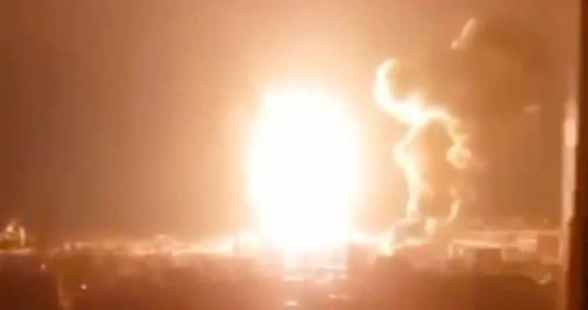 烏克蘭東南部重要港口都市敖德薩遭到轟炸。（圖／翻攝自推特）