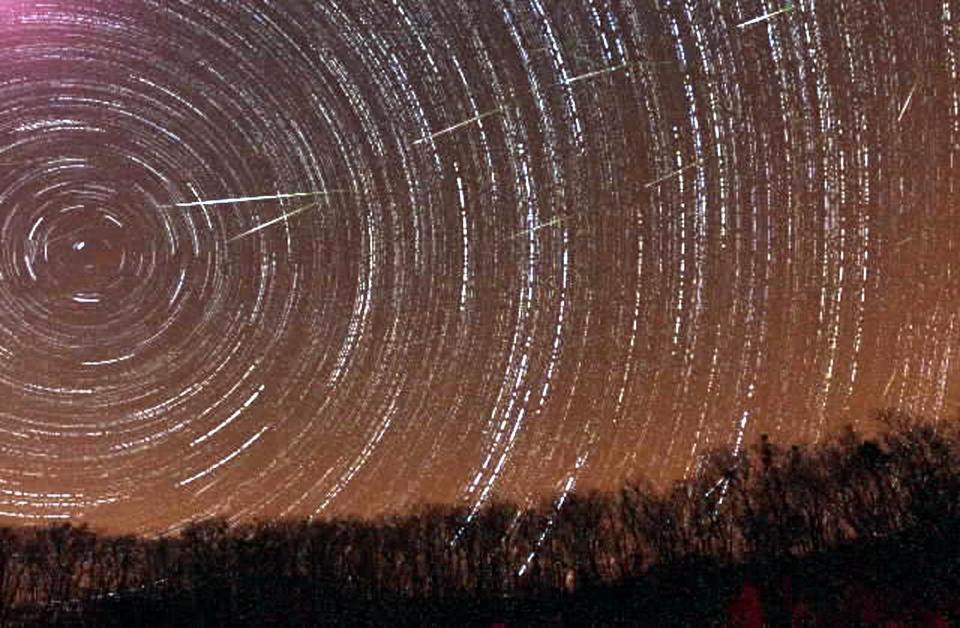 Leonids meteors are seen streaking through the sky in Muju county, 300 kilometers, southwest of Seoul, South Korea Monday, Nov. 19, 2001. (AP Photo/Yonhap)