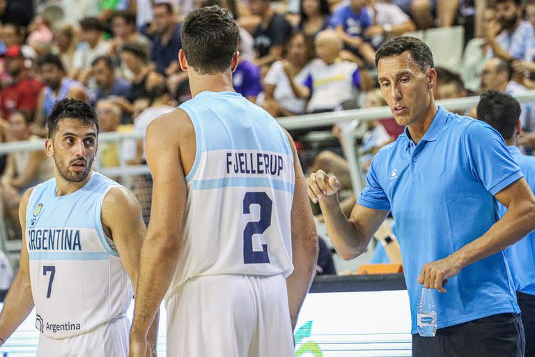 Pablo Prigioni, técnico de la selección de básquet, con Facundo Campazzo y Máximo Fjellerup