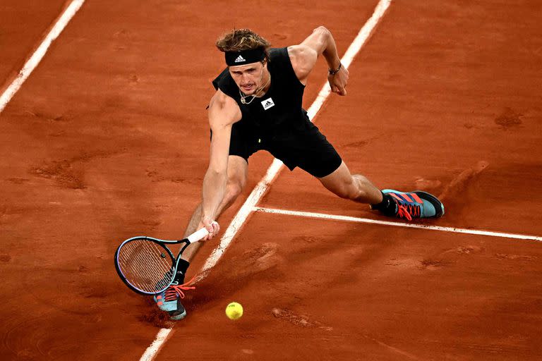 Germany's Alexander Zverev returns the ball to Spain's Rafael Nadal during their men's semi-final match on day 13 of the Roland-Garros Open tennis tournament at the Court Philippe-Chatrier in Paris on June 3, 2022. (Photo by Anne-Christine POUJOULAT / AFP)