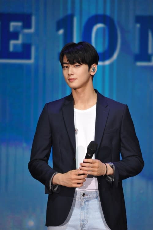 Cha Eun woo serenades fans with surprise cover of Malay song