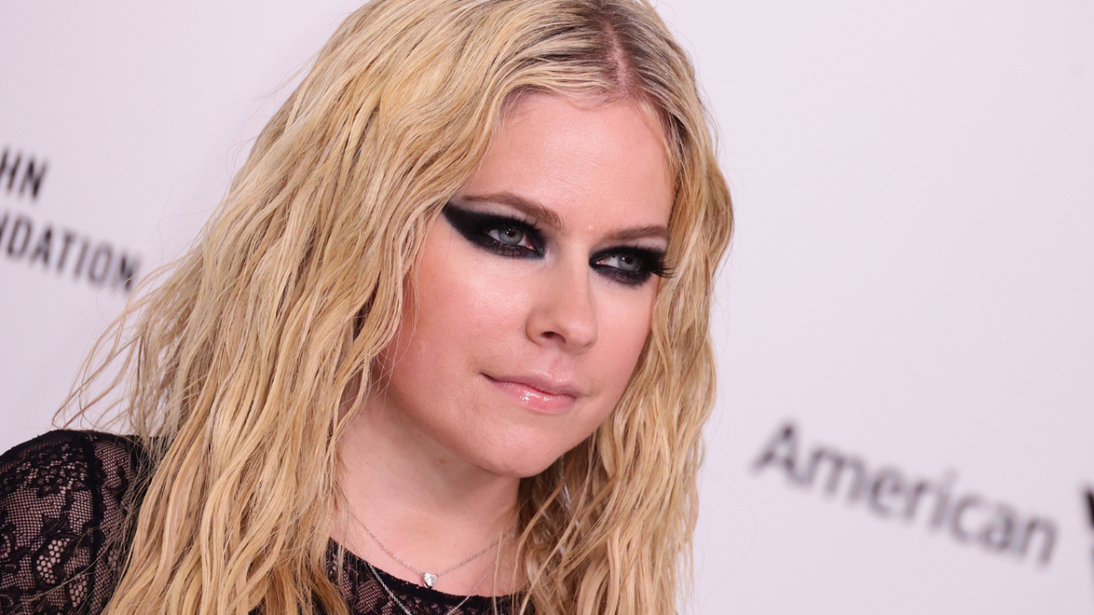 Avril Lavigne hits the red carpet in edgy punk-inspired gown: 'Obsessed with this whole look'