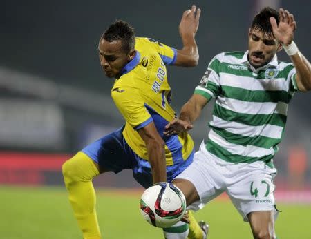 Arouca's Nildo Fernandes (L) fights for the ball with Sporting's Ricardo Esgaio during their Portuguese Premier League soccer match at Municipal stadium in Arouca, Portugal, November 8, 2015. REUTERS/Miguel Vidal