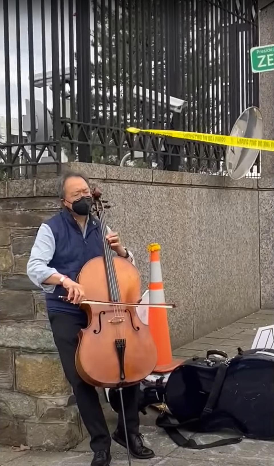 提琴家馬友友在俄大使館前獨自演奏