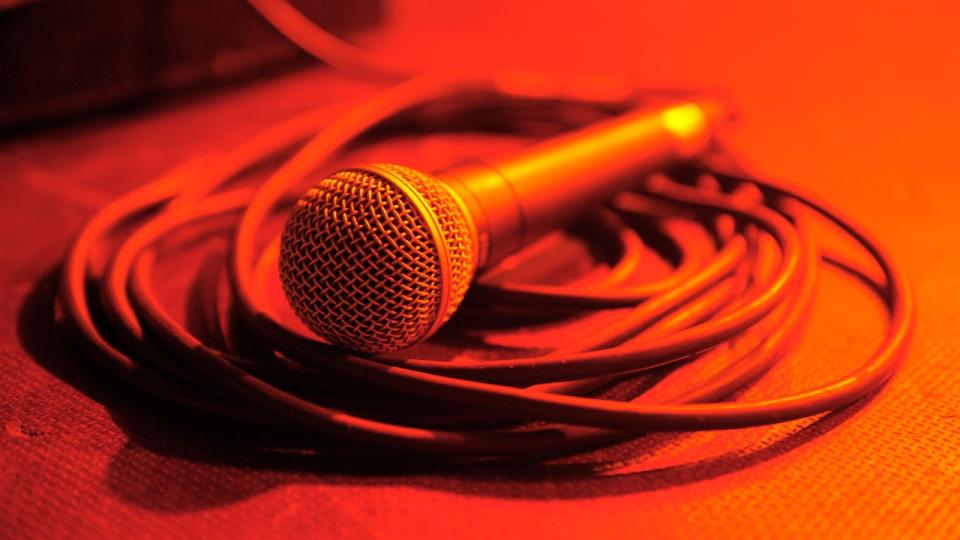 A Shure SM58 microphone on top of an XLR cable