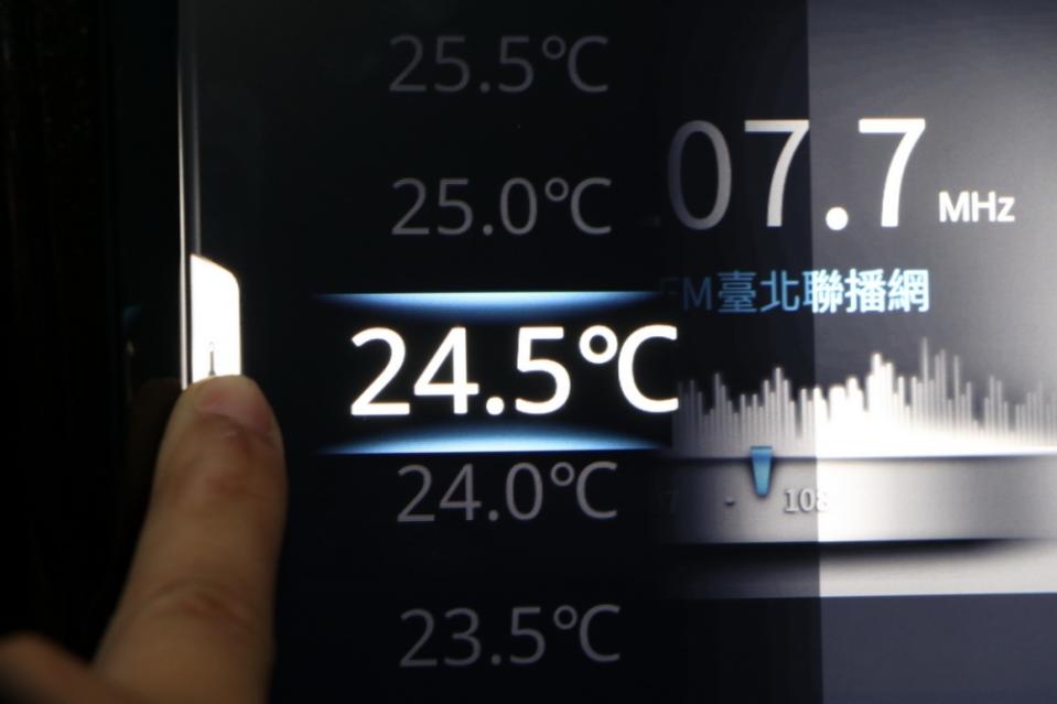 無論駕駛或前排乘客都可以透過螢幕左右的虛擬按鍵來調整空調溫度，除了輕按「+、-」符號外，也可以直接點選想要溫度數字，或是像手機般上下滑移，聲控也會是不錯的選擇