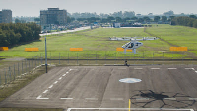 The Volocopter 2X approaches the vertiport at Rome’s Fiumicino Airport as the crowd looks on