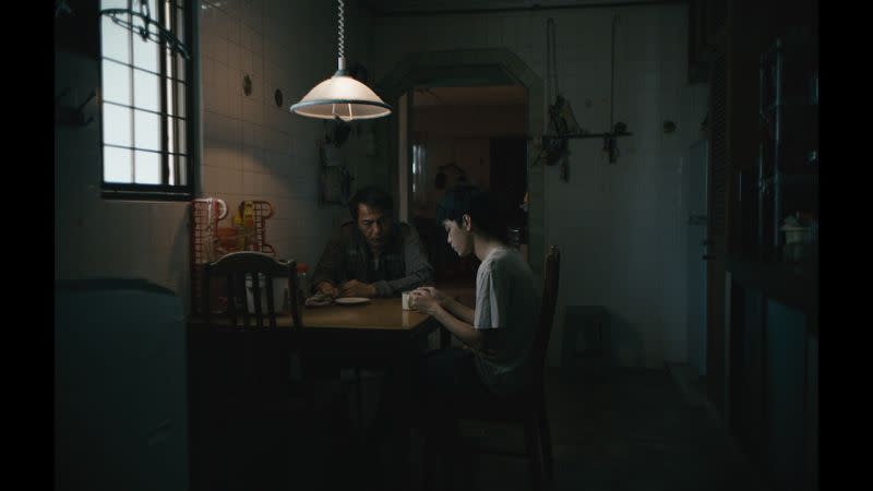 ▲《明天比昨天長久》由戴立忍與新加坡素人演員陳嘉良（右）飾演父子。（圖／飛望影像）