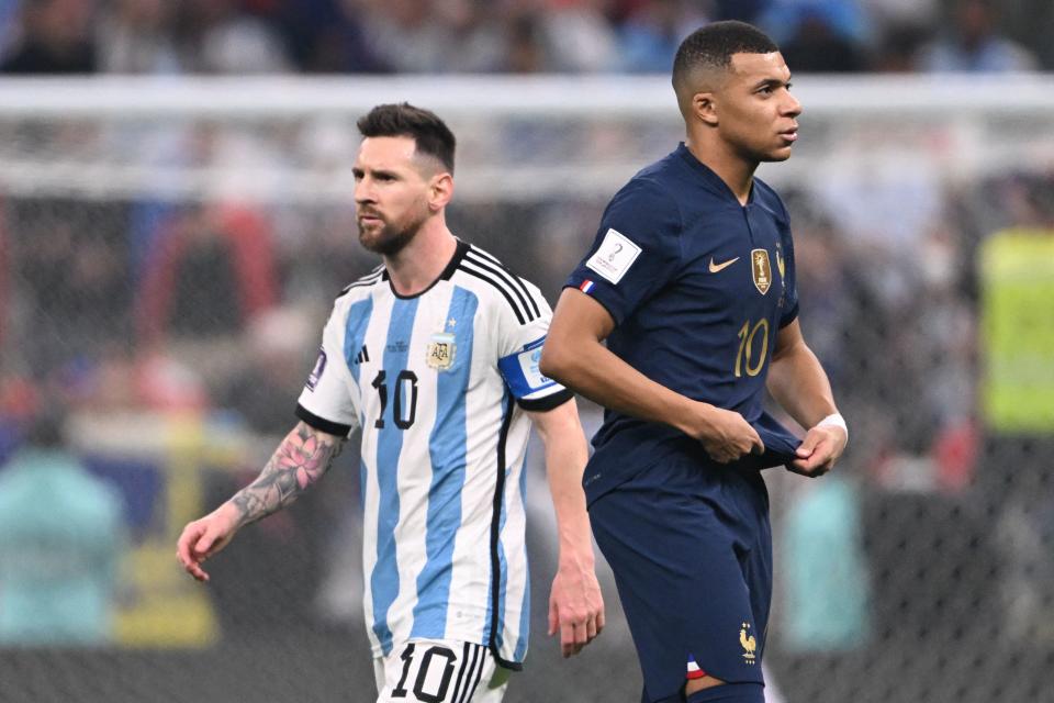 El delantero número 10 de Argentina, Lionel Messi (izq.), pasa junto al delantero número 10 de Francia, Kylian Mbappe, después de marcar un gol desde el punto de penalti durante el partido de fútbol de la final de la Copa del Mundo Qatar 2022 entre Argentina y Francia en el Estadio Lusail. en Lusail, al norte de Doha, el 18 de diciembre de 2022. (Foto de Kirill KUDRYAVTSEV/AFP) (Foto de KIRILL KUDRYAVTSEV/AFP vía Getty Images)