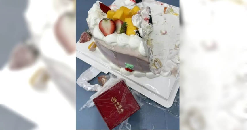 生日蛋糕裡出現婚戒盒。（圖／翻攝畫面）