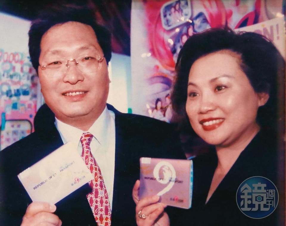 東森集團總裁王令麟（左）與蔡咪咪（右）結婚後，妻子不僅是賢內助，也是事業上的好幫手。（翻攝畫面）