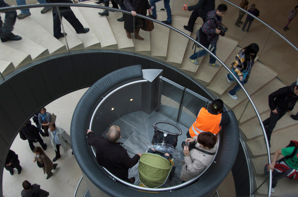 Ascensor del museo Louvre, Paris, Francia Un cilindro que sube y baja por las escaleras del famoso museo. Es hidráulico y tiene la forma de un balcón. (Foto: Travis Nep Smith/ Flickr, en creative commons)