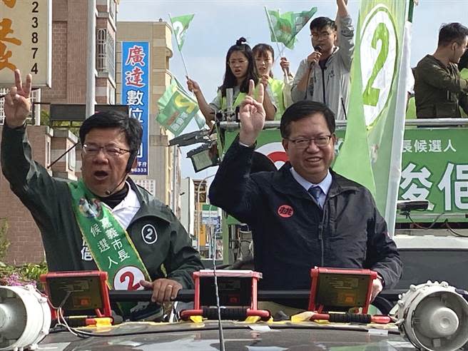 民進黨候選人李俊俋由桃園縣長鄭文燦陪同車隊掃街拜票。（廖素慧攝）