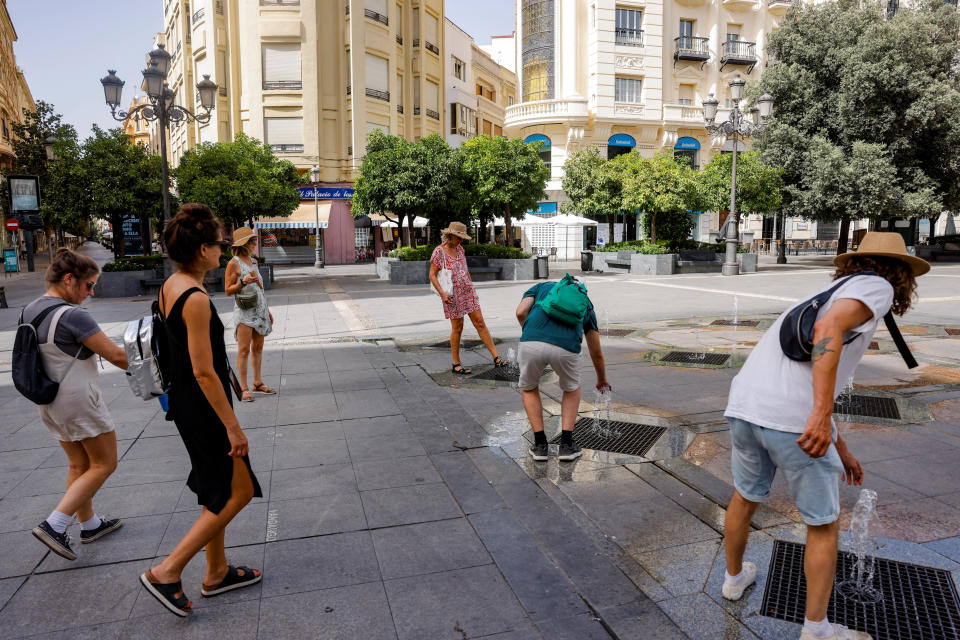 西班牙10月的氣溫創下歷史新高，西班牙國家氣象局（AEMET）2日表示，這樣的反常高溫可能還會持續超過一周。圖為遊客在噴泉中消暑。（路透社資料照）
