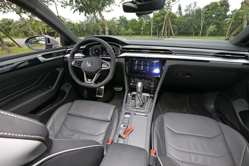 座艙內的豪華質感與科技水準皆無愧VW旗艦身份，惟細部造型設計巧思未如外觀般豐富出色。
