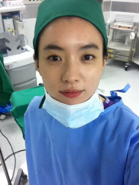 Han Hyo Joo reveals a photo of herself in a surgery gown