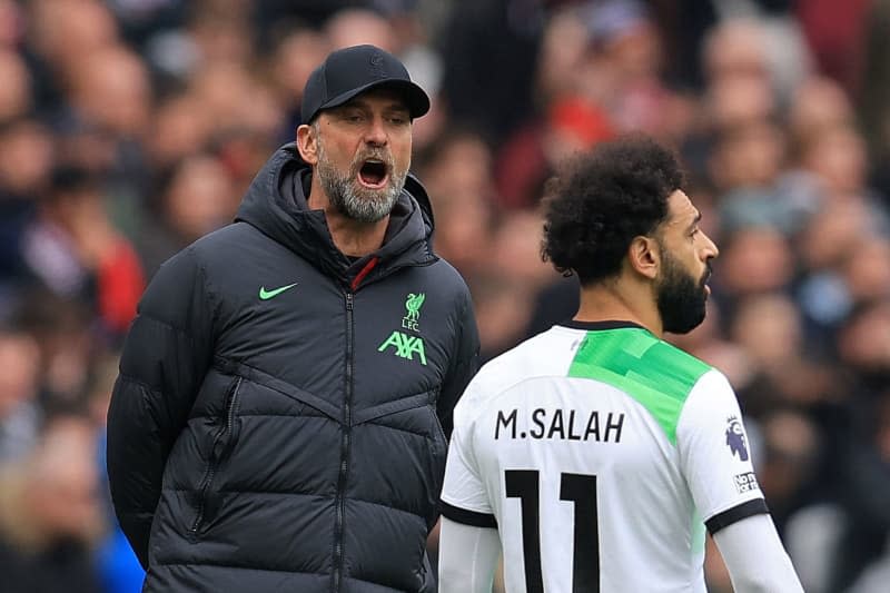 Liverpool manager Jurgen Klopp (L) and Liverpool's Mohamed Salah exchange words on the touchline during the English Premier League soccer match between West Ham United and Liverpool at the London Stadium. Paul Terry/CSM via ZUMA Press Wire/dpa