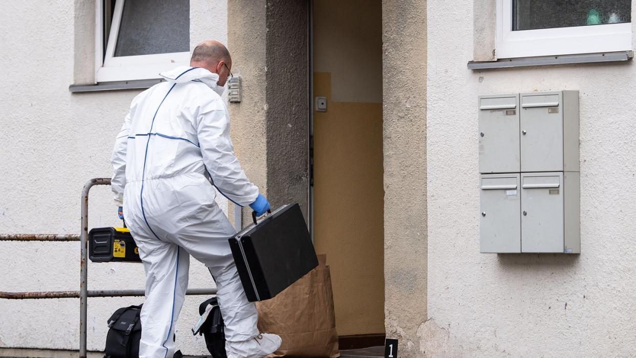 Ein Polizist der Spurensicherung betritt das Haus, in dem es zum dem tödlichen Vorfall kam.