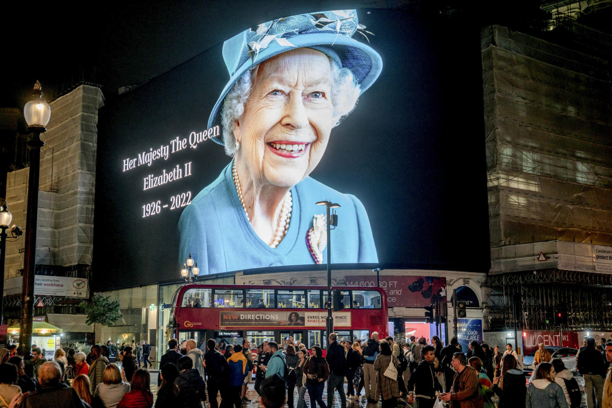 Un retrato de la reina ilumina Piccadilly Circus en Londres, Inglaterra, el jueves 8 de septiembre de 2022. (Andrew Testa/The New York Times)