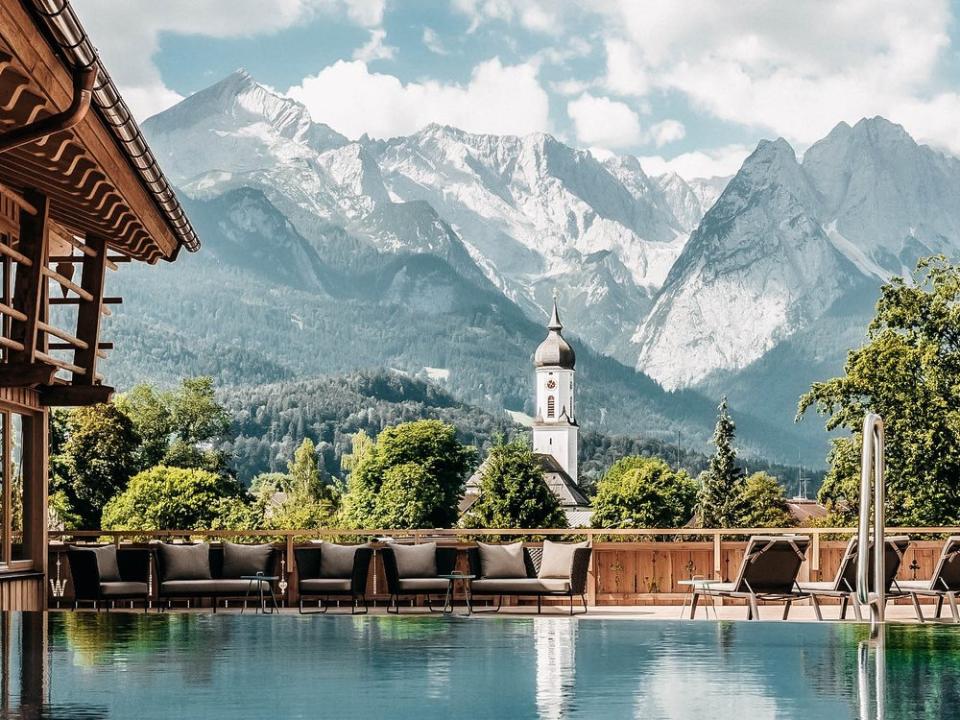 In der Werdenfelserei hat man auch vom Pool die beeindruckende Alpenkulisse im Blick (Bild: Werdenfelserei)