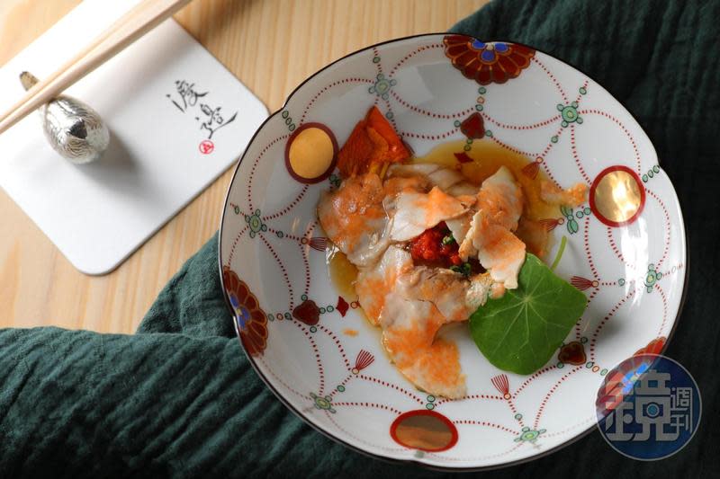 「九繪炙燒生魚片」上的粉橘色薄片即是鮟鱇魚肝，賦予鮮甜生魚片甘美滋味。