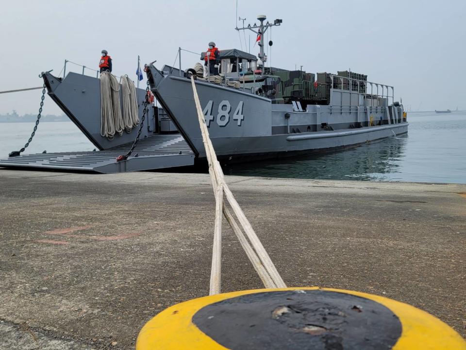 海軍玉山船塢運輸艦機動運送雄三、雄二機動發射車部署，王烱華攝