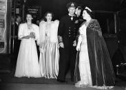 <p>Con un espectacular vestido de satén y una chaqueta de piel, la entonces princesa junto a sus padres y hermana a la salida de un espectáculo, en 1946, con 20 años recién cumplidos.</p>
