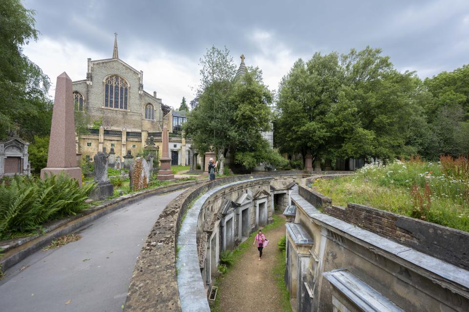 Otra vista del cementerio Highgate de Londres,construido en 1839 debido a la insuficiencia de los cementerios de las iglesias londinenses en la época victoriana. (Foto de Rasid Necati Aslim/Agencia Anadolu vía Getty Images)