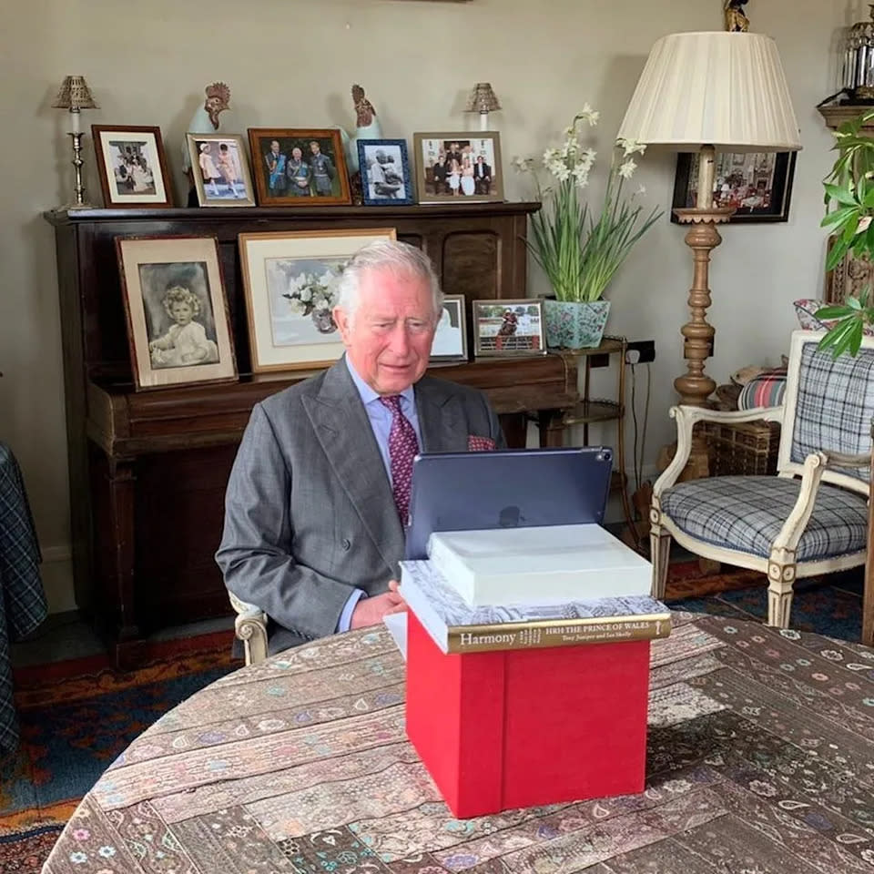 Im April 2020 eröffnete der Prinz von Wales per Video von seinem Anwesen in Schottland aus das neue NHS Nightingale London Krankenhaus. Foto: Instagram/clarencehouse.