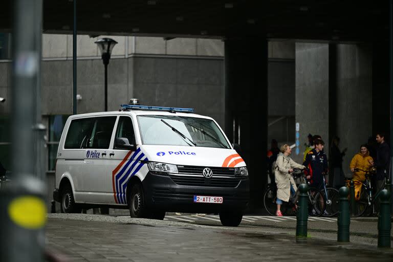 La policía belga llega para llevar a cabo registros en el edificio del Parlamento Europeo como parte de una investigación belga sobre la sospecha de injerencia rusa y la corrupción en Bruselas el 29 de mayo de 2024.