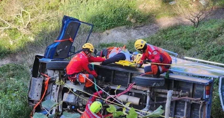 謝志忠宣傳車發生山路意外，連車帶人摔落邊坡，搜救人員趕抵救援。（圖／翻攝畫面）