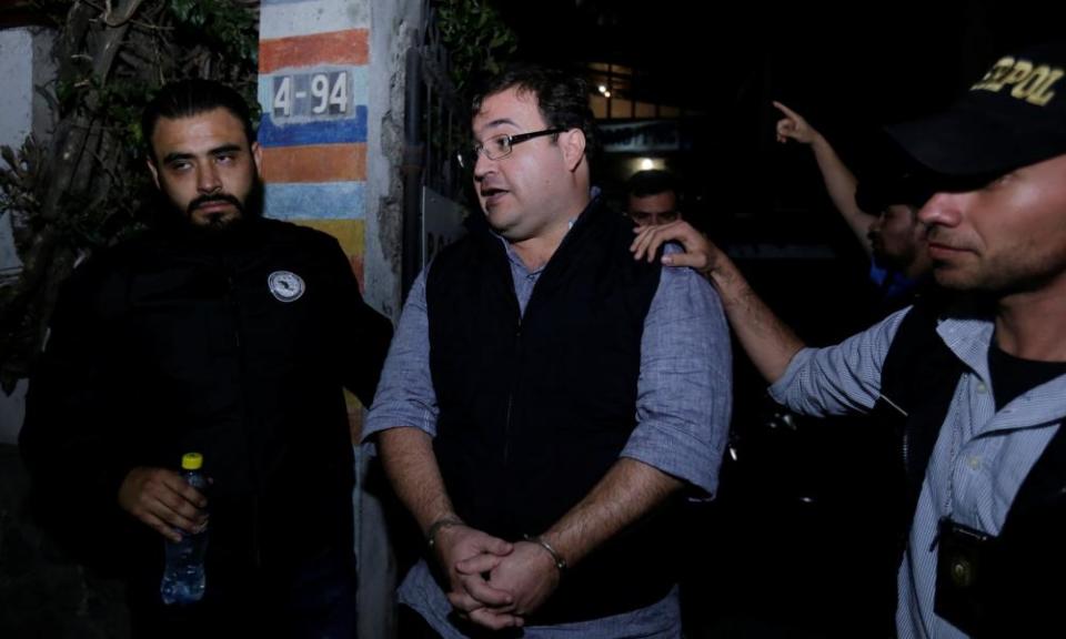 Javier Duarte, the former governor of Veracruz, with police in Guatemala in 2017.