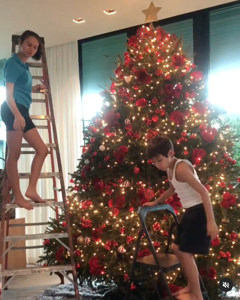 Jennifer Lopez' twins Emme and Max used ladders to decorate their tree in 2018. Photo: Instagram/@jlo