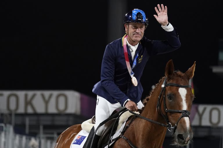 El australiano Andrew Hoy se dio el gusto a los 62 años de obtener la medalla de bronce en la final individual de salto ecuestre