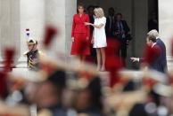 <p>La primera dama francesa Brigitte Macron y la primera dama estadounidense Melania Trump asisten a la ceremonia de bienvenida en el Palacio de Los Inválidos en París. Julio 13, 2017. (Foto: Yves Herman, Pool via AP) </p>