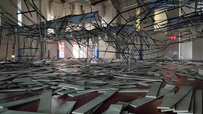 桃園市八德國民運動中心日前因強震造成天花板崩落。（本報資料照）