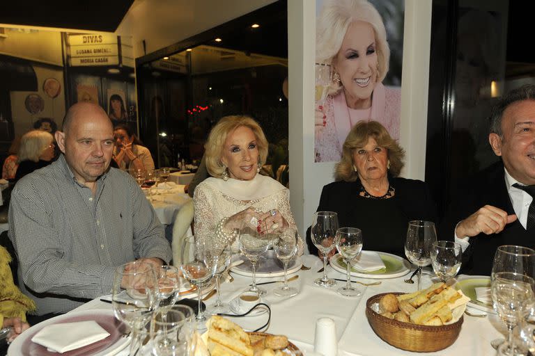 Mirtha Legrand cenando junto a sus amigos en un reconocido restaurante del barrio porteño de Recoleta