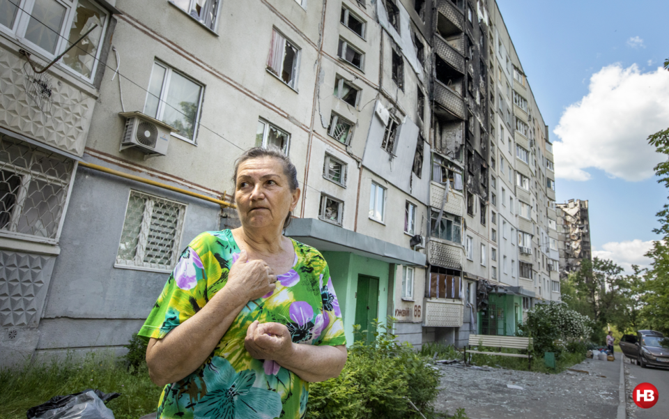 Olena Kostyuk came to Severna Saltivka to pick up her belongings from the apartment where she lived for 30 years <span class="copyright">Photo: Oleksandr Medvedev / NV</span>