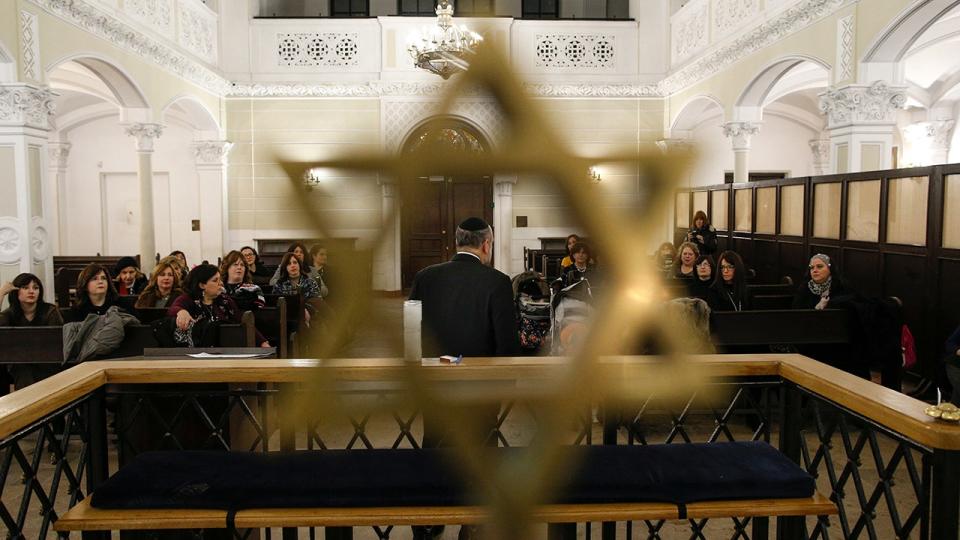 Rabbi in front of congregation