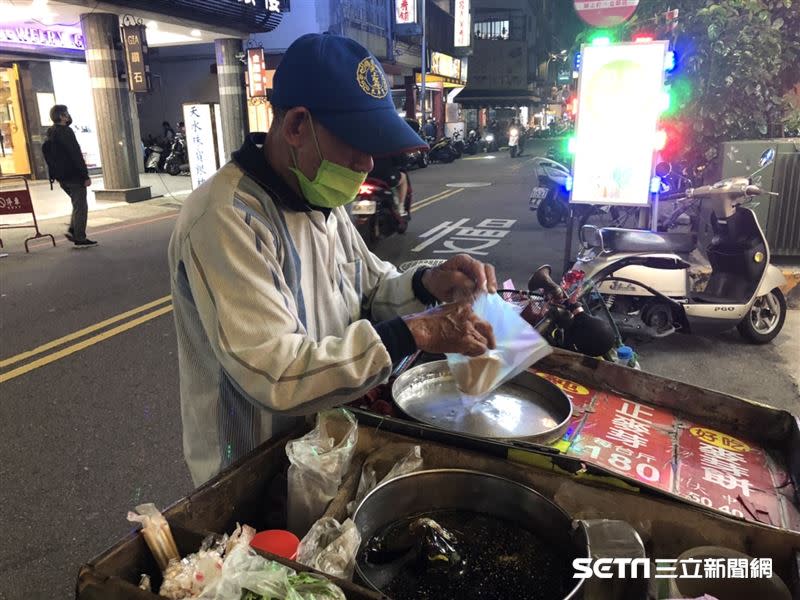 阿伯徒手製作麥芽糖餅，塞滿滿的再加花生粉或梅粉和香菜等。（圖／讀者提供）