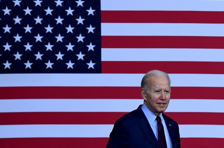 El presidente estadounidense, Joe Biden, durante un discurso en una fábrica de Ohio, llamando a invertir en emprendimientos de infraestructura, el 6 de mayo de 2022 (AFP/OLIVIER DOULIERY)