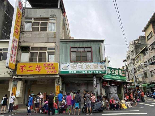 蛋黃酥名店不二坊，過去只採現場購買，因此代購風氣盛行，店外常出現排隊人龍，每年的「蛋黃酥之亂」引人詬病。（圖／報系資料照）