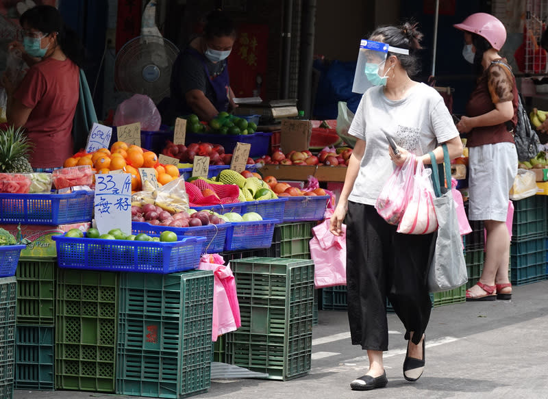 中央大學台經中心今天公布10月消費者信心指數（CCI）為74.26點，雖然連3降，跌幅明顯趨緩，意味台灣漸漸走出疫情陰霾，不過民眾對通膨的憂慮升溫，物價信心指標下探17個月新低。(中央社檔案照片)