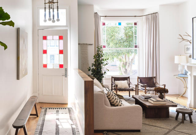 How do you decorate a living room with no entryway? Designers solve this small  space conundrum
